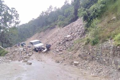 मनाङको अवस्था : ३५ किलोमिटरमा ३५ पहिरा