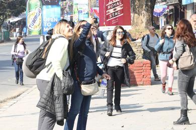 पोखरामा सडक महोत्सवः ‘सडकमै खाऔँ, सडकमै नाचौँ र सडकमै रमाऔँ’