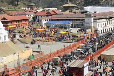 पशुपतिनाथको दर्शनमा आउने भक्तजनलाई मास्क  आनिवार्य 