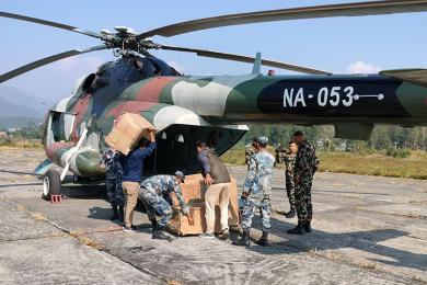 जुम्लामा हेलिकप्टर मार्फत मतपत्र पुर्‍याइँदै