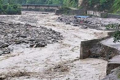 मैवाखोलाका १० घर उच्च जोखिममा, यातायात र विद्युत ठप्प