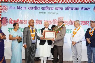 गीतकार थापा र गायिका देशार सम्मानित
