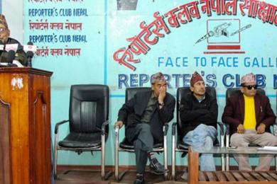 एमालेमा वामदेव एक्लै, चार उपाध्यक्षसहित बहुमत सदस्य माओवादी प्रवेशको तयारीमा