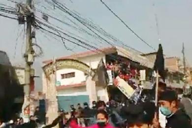 ईश्वर पोखरेलमाथि नुवाकोटमा प्रचण्ड-नेपाल समूहका कार्यकर्ताको अवरोध, प्रहरीले गर्‍यो लाठीचार्ज