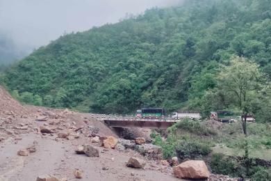 पहिरोले कालीगण्डकी करिडोर सडक अवरुद्ध