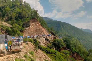 कर्णाली करिडोरको खच्चा सडक चार दिनदेखि अवरुद्ध