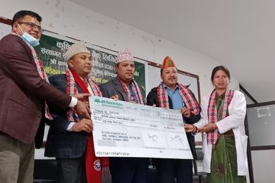 कृषि विकास बैंकद्वारा कर्णाली स्वास्थ्य विज्ञान प्रतिष्ठानलाई आठ लाख रुपैयाँ सहयोग