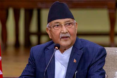 प्रधानमन्त्री ओली निर्वाचन आयोग जाँदै