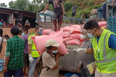 चेपाङ गाउँमा क्याप्टेन श्रेष्ठका पहलमा राहत वितरण