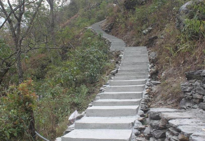 चन्दा र श्रमदान जुटाएर पदमार्ग निर्माण