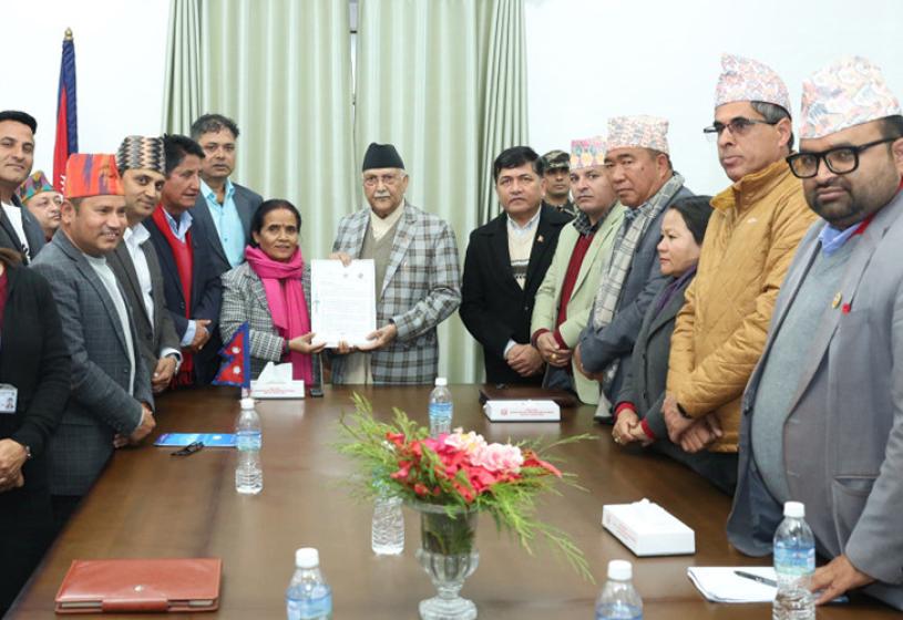 गाउँपालिका, नगरपालिका र जिसस महासङ्घले बुझायाे प्रधानमन्त्रीलाई ध्यानाकर्षणपत्र