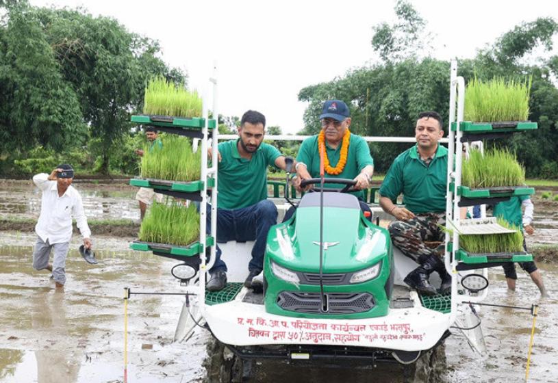 प्रधानमन्त्रीले मेसिनबाट रोपे धान
